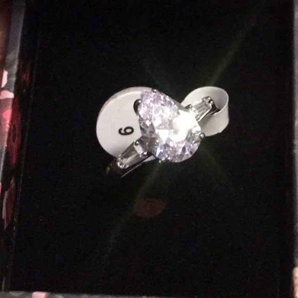 Pear Shape Engagement Ring. See Pic Described - Picture 7 of 8